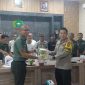 Serah terima barang bukti narkoba hasil temuan warga dari Dandim 0317/Tbk Letkol Inf Budianto Damanik kepada Kapolres Karimun AKBP Ryky W Muharam. Foto: rr/kepriheadline.id