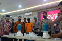 Tersangka Kurir Ekstasi berinisial IL dihadirkan Satresnarkoba Polres Karimun dalam pemusnahan barang bukti berupa Ekstasi sebanyak 3.384. Foto: RR/Kepriheadline.id 