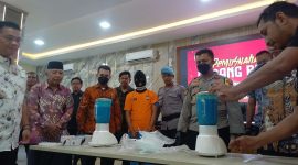 Tersangka Kurir Ekstasi berinisial IL dihadirkan Satresnarkoba Polres Karimun dalam pemusnahan barang bukti berupa Ekstasi sebanyak 3.384. Foto: RR/Kepriheadline.id 