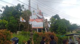 Satpol PP Karimun bersama Bawaslu Karimun melakukan penertiban alat sosialisasi jelang Penetapan DCT 3 November mendatang. Foto: kepriheadline.id