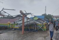 Kondisi Kubah Masjid Al-Falah yang rubuh usai diterjang angin Puting Beliung pada Selasa pagi. Foto: Istimewa