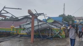 Kondisi Kubah Masjid Al-Falah yang rubuh usai diterjang angin Puting Beliung pada Selasa pagi. Foto: Istimewa