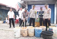 Penyaluran air bersih oleh SiHumas Polres Karimun ke Masyarakat. Foto: kepriheadline.id