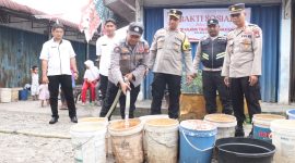 Penyaluran air bersih oleh SiHumas Polres Karimun ke Masyarakat. Foto: kepriheadline.id