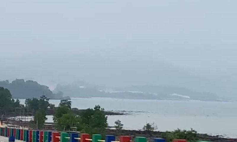 Suasana Karimun anak diselubungi Kabut Asap jika dilihat dari Jembatan Sanur Kecanmatan Tebing. Foto: Istimewa