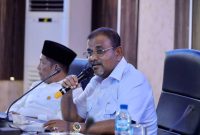 Bupati Karimun Aunur Rafiq memimpin mediasi antara perwakilan Perusahaan dan Guru di Ruang Cempaka Pemkab Karimun. Foto: Istimewa