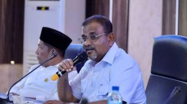 Bupati Karimun Aunur Rafiq memimpin mediasi antara perwakilan Perusahaan dan Guru di Ruang Cempaka Pemkab Karimun. Foto: Istimewa