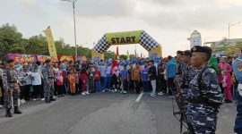 Belasan ribu masyarakat Karimun mempadati kegiatan Fun Walk 2023. Foto: ricky robian/kepriheadline.id 