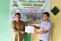 Perwakilan PT Timah menyerahkan bantuan kepada pihak TPQ Nurul Fallah Desa Teluk Radang. Foto: istimewa