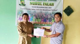 Perwakilan PT Timah menyerahkan bantuan kepada pihak TPQ Nurul Fallah Desa Teluk Radang. Foto: istimewa