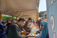 Warga ramai berbelanja di Bazar Pangan Murah Karimun di Coastal Area. Foto: Istimewa
