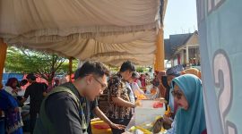 Warga ramai berbelanja di Bazar Pangan Murah Karimun di Coastal Area. Foto: Istimewa