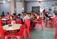 Suasana Kedai Makan milik Sunarti yang semakin berkembang usah jadi Mitra Binaan PT Timah Tbk. Foto: Istimewa