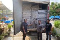 Komisioner KPU Karimun bersama Bawaslu Kabupaten Karimun membuka kontainer berisi Bilik Suara yang dikirim dari Medan. Foto: istimewa
