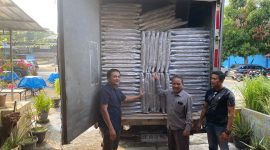 Komisioner KPU Karimun bersama Bawaslu Kabupaten Karimun membuka kontainer berisi Bilik Suara yang dikirim dari Medan. Foto: istimewa