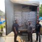 Komisioner KPU Karimun bersama Bawaslu Kabupaten Karimun membuka kontainer berisi Bilik Suara yang dikirim dari Medan. Foto: istimewa