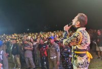 Reza Zakarya menghibur masyarakat Pulau Kundur dalam kegiatan Gebyar Pesona dalam rangka Hari Jadi ke-24 Kabupaten Karimun tahun 2023. Foto: Istimewa