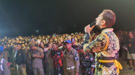 Reza Zakarya menghibur masyarakat Pulau Kundur dalam kegiatan Gebyar Pesona dalam rangka Hari Jadi ke-24 Kabupaten Karimun tahun 2023. Foto: Istimewa