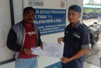 Perwakilan PT Timah menyerahkan bantuan kepada pihak Masjid Al Iman untuk pembangunan drainase. Foto: Humas Timah