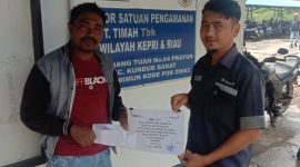 Perwakilan PT Timah menyerahkan bantuan kepada pihak Masjid Al Iman untuk pembangunan drainase. Foto: Humas Timah