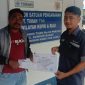 Perwakilan PT Timah menyerahkan bantuan kepada pihak Masjid Al Iman untuk pembangunan drainase. Foto: Humas Timah