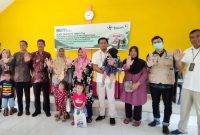 Camat Kundur Barat Yusufian di dampingi Eka Budhy Susanto Koordinator TJL PT Timah Unit Produksi Kundur dan Sekretaris Desa Gemuruh Riduan menyerahkan Bantuan Makanan Tambahan. Foto: Humas Timah