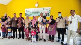 Camat Kundur Barat Yusufian di dampingi Eka Budhy Susanto Koordinator TJL PT Timah Unit Produksi Kundur dan Sekretaris Desa Gemuruh Riduan menyerahkan Bantuan Makanan Tambahan. Foto: Humas Timah