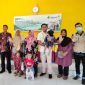 Camat Kundur Barat Yusufian di dampingi Eka Budhy Susanto Koordinator TJL PT Timah Unit Produksi Kundur dan Sekretaris Desa Gemuruh Riduan menyerahkan Bantuan Makanan Tambahan. Foto: Humas Timah