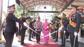 Tradisi pedang pora sambut Pejabat Baru Kapolres baru AKBP Fadli Agus di Mapolres Karimun. Foto: istimewa