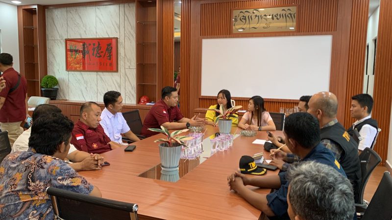 Timpora Karimun melakukan pengawasan ornag asing di PT KG Karimun. Foto: Istimewa