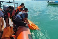 Proses evakuasi jenazah Agusti di Perairan Pulau Perasi Kecil. Foto: Istimewa