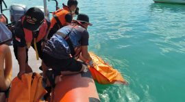 Proses evakuasi jenazah Agusti di Perairan Pulau Perasi Kecil. Foto: Istimewa