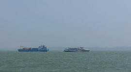 Pulau Parit yang biasanya terlihat dari Kawasan Coastal, kini diselimuti asap. Foto: Kepriheadline.id