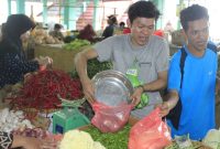 Pedagang pasar Puan Maimun manjajakan barang jualannya kepada pembeli. Foto: Arsip