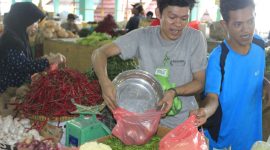 Pedagang pasar Puan Maimun manjajakan barang jualannya kepada pembeli. Foto: Arsip