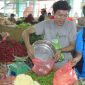 Pedagang pasar Puan Maimun manjajakan barang jualannya kepada pembeli. Foto: Arsip
