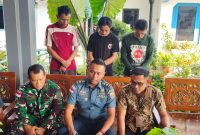 Palaksa Lanal TBK, Mayor Laut (KH) P. Panjaitan menyampaikan keterangan pers terkait penangkapan tiga WNI terindikasi pelaku Perompakan. Foto: Istimewa