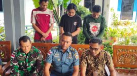 Palaksa Lanal TBK, Mayor Laut (KH) P. Panjaitan menyampaikan keterangan pers terkait penangkapan tiga WNI terindikasi pelaku Perompakan. Foto: Istimewa