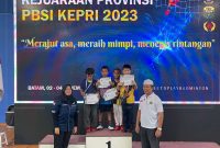 Dua atlet Bulu Tangkis Shandy Kelvin Julio dan Orphenius Weng meraih medali perunggu di Kejurprov Bulu Tangkis Kepri. Foto: ist