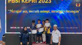Dua atlet Bulu Tangkis Shandy Kelvin Julio dan Orphenius Weng meraih medali perunggu di Kejurprov Bulu Tangkis Kepri. Foto: ist
