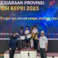 Dua atlet Bulu Tangkis Shandy Kelvin Julio dan Orphenius Weng meraih medali perunggu di Kejurprov Bulu Tangkis Kepri. Foto: ist