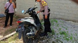 Bhabinkamtibmas Baran Barat Polsek Meral Briptu Rino mengecek temuan sepeda motor di kawasan Wonosari. Foto: Istimewa