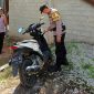 Bhabinkamtibmas Baran Barat Polsek Meral Briptu Rino mengecek temuan sepeda motor di kawasan Wonosari. Foto: Istimewa