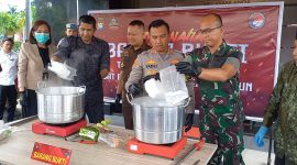 Ribuan gram narkotika jenis sabu-sabu hasil temuan masyarakat dimusnahkan dengan cara direbus menggunakan air panas, Selasa (21/11/2023). Foto: KepriHeadline.id 