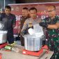 Ribuan gram narkotika jenis sabu-sabu hasil temuan masyarakat dimusnahkan dengan cara direbus menggunakan air panas, Selasa (21/11/2023). Foto: KepriHeadline.id 
