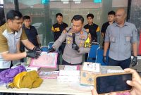 Kapolres Karimun AKBP Fadli Agus Pimpin Konferensi Pers Pengungkapan kasus pencurian. Foto: Ricky/Kepriheadline.id