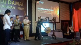 Ketua Bawaslu Karimun Muhammad Iskandar memukul Gong tanda Deklarasi Pemilu Damai di Karimun. Foto: Ricky Robian Syah/KepriHeadline.id 