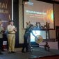 Ketua Bawaslu Karimun Muhammad Iskandar memukul Gong tanda Deklarasi Pemilu Damai di Karimun. Foto: Ricky Robian Syah/KepriHeadline.id 