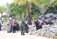 Aksi bersih-bersih oleh Jajaran Polres Karimun bersama TNI, dan Bakamla dalam rangka HUT ke-,73 Satpolairud Polres Karimun. Foto: Humas Polres Karimun