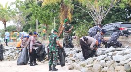 Aksi bersih-bersih oleh Jajaran Polres Karimun bersama TNI, dan Bakamla dalam rangka HUT ke-,73 Satpolairud Polres Karimun. Foto: Humas Polres Karimun